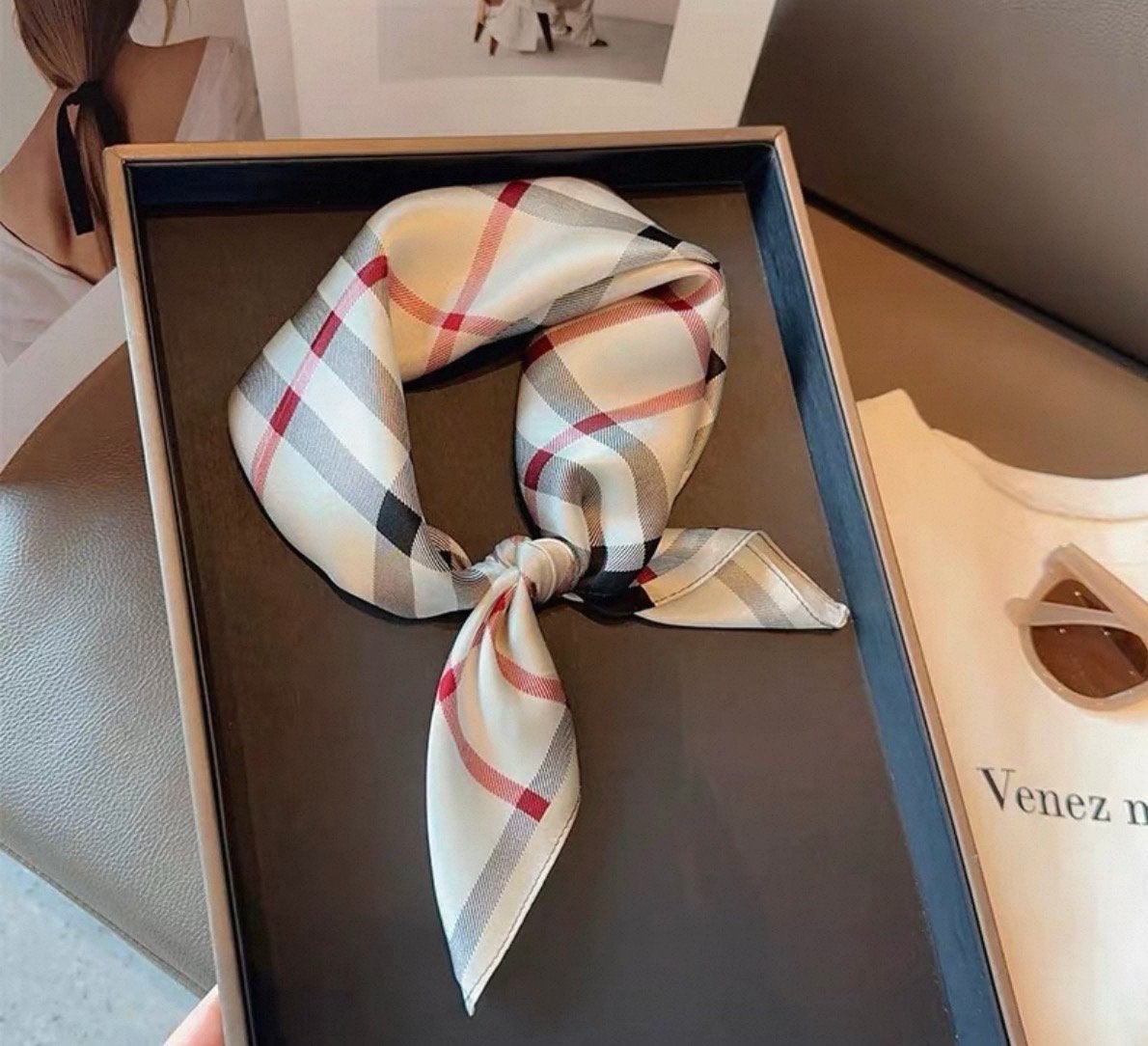 Nieuwe zijden sjaal 53cm x 53cm met kleine imperfectie, Verzenden, Nieuw