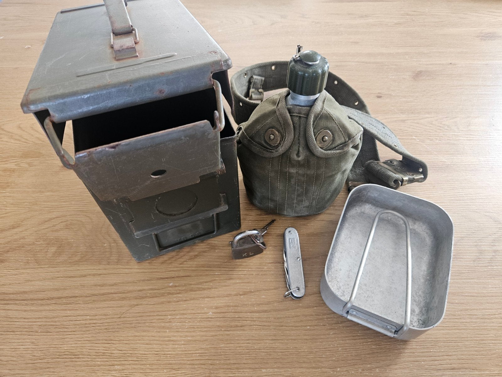 lotje militaria - oa. munitiekist, slot, veldfles, zakmes, Ophalen of Verzenden, Landmacht, Nederland, Mes of Dolk