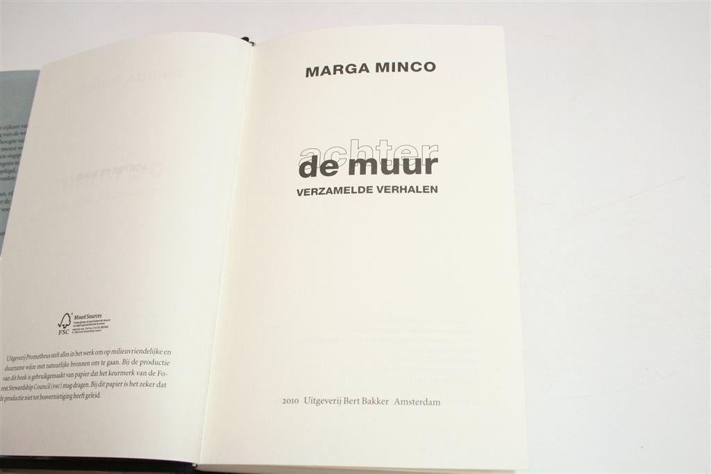 Achter de Muur — Marga Minco — Oorlog en Herinnering, Ophalen of Verzenden, Gelezen
