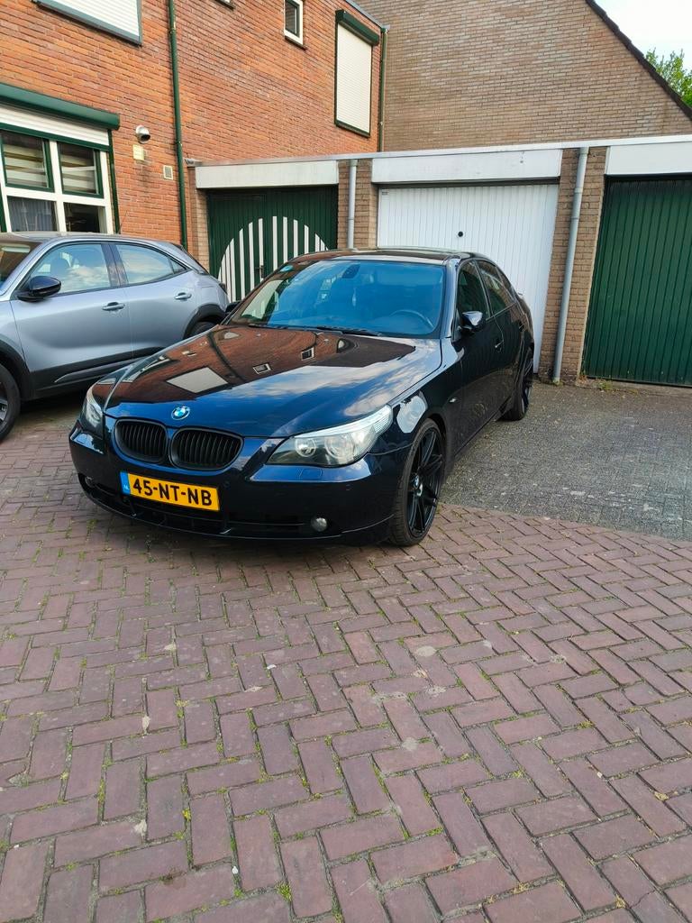BMW 5-Serie 4.4 I 545 AUT 2004 Blauw, Automaat, Achterwielaandrijving, 1610 kg, 2000 kg