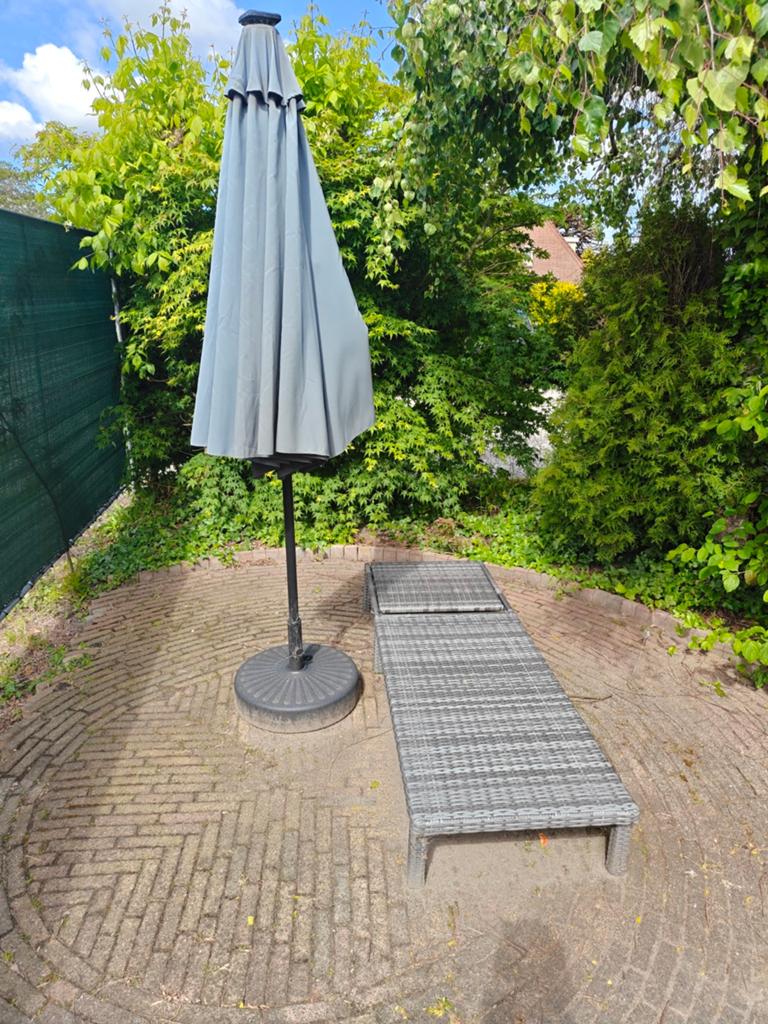 Ligstoel met parasol - prima conditie!, Ophalen, Zo goed als nieuw, Textileen