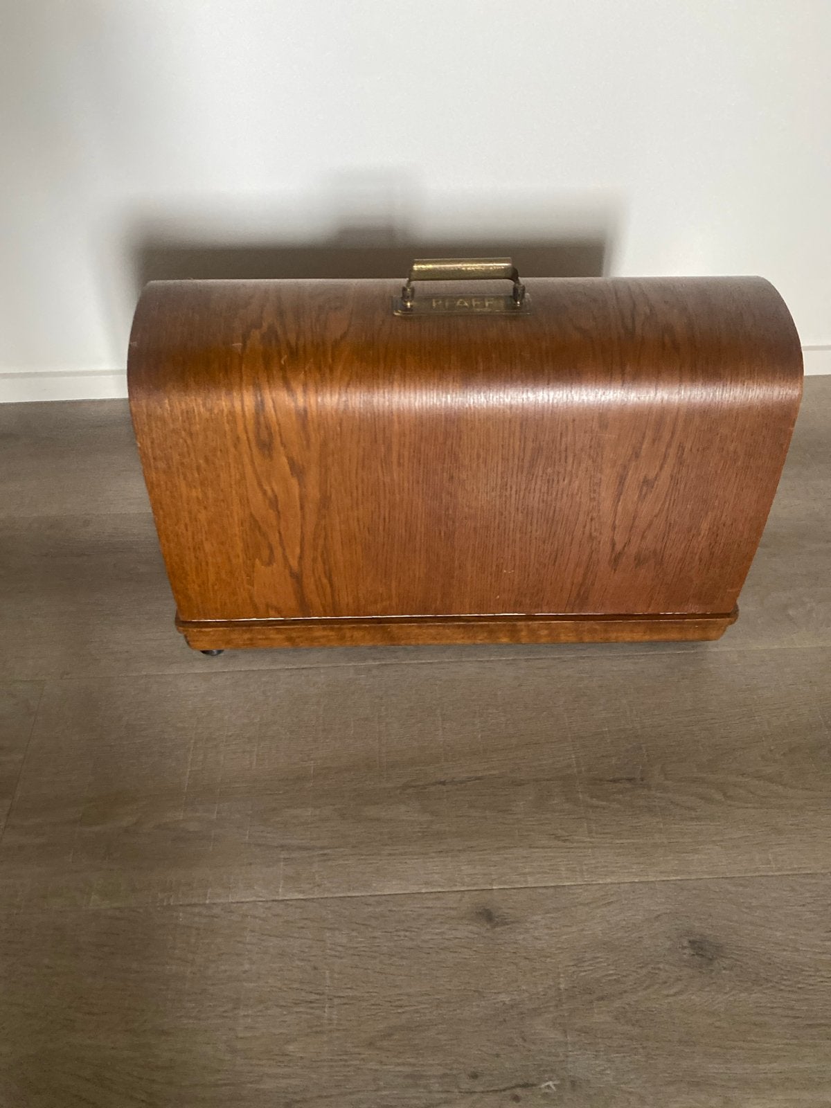Oude zwarte Pfaff naaimachine met houten kap (sleutel mist), Ophalen