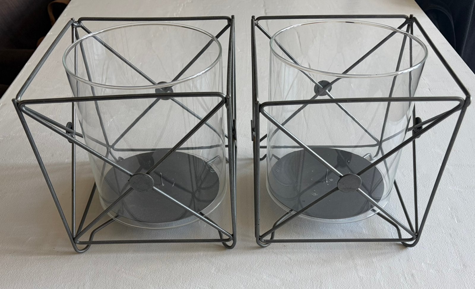 2 moderne metalen kandelaars met glazen cilinder, Huis en Inrichting, Woonaccessoires | Kandelaars en Kaarsen, Zwart, Ophalen of Verzenden
