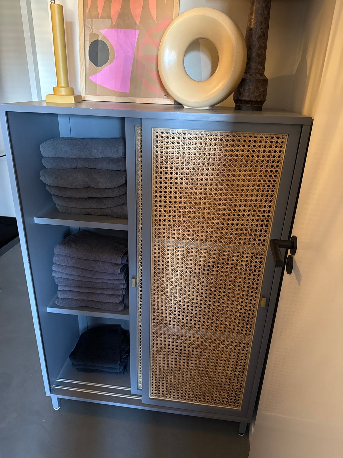 Hkliving rotan kast met schuifdeuren grijs, Ophalen, 100 tot 150 cm, 50 tot 100 cm, Zo goed als nieuw
