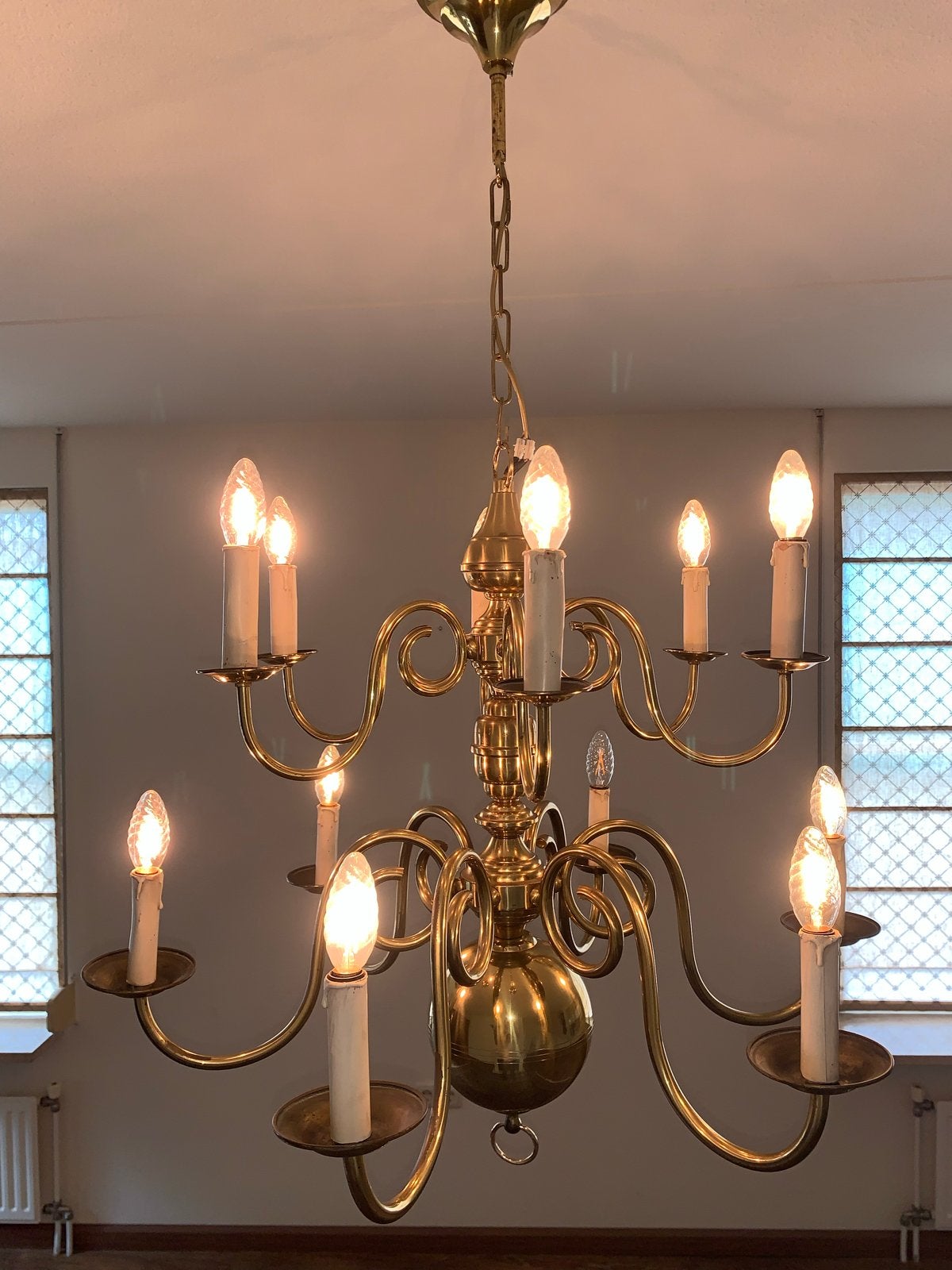 Grote messing kroonluchter met 12 armen, Huis en Inrichting, Lampen | Kroonluchters, Ophalen, Gebruikt, Metaal, E14 (klein)