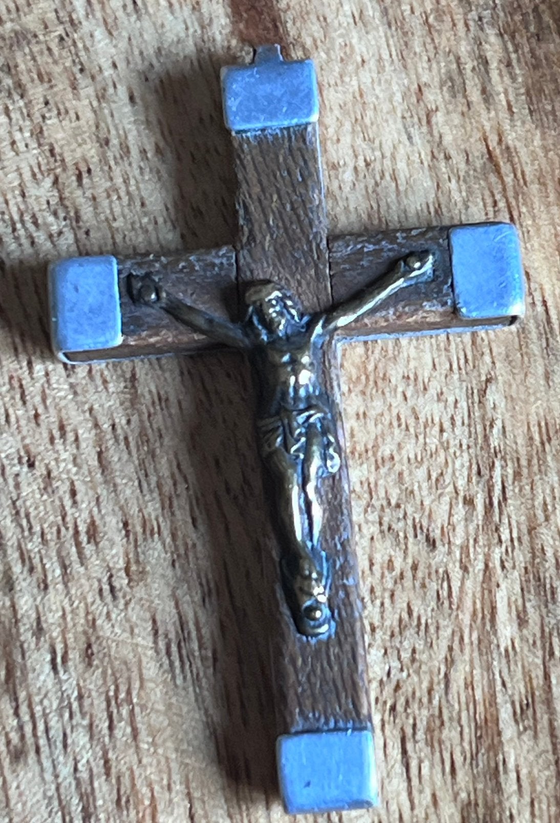 Crucifix hout met aluminium en messing hanger rozenkrans, Verzamelen, Ophalen of Verzenden, Gebruikt, Sieraad, Christendom | Katholiek