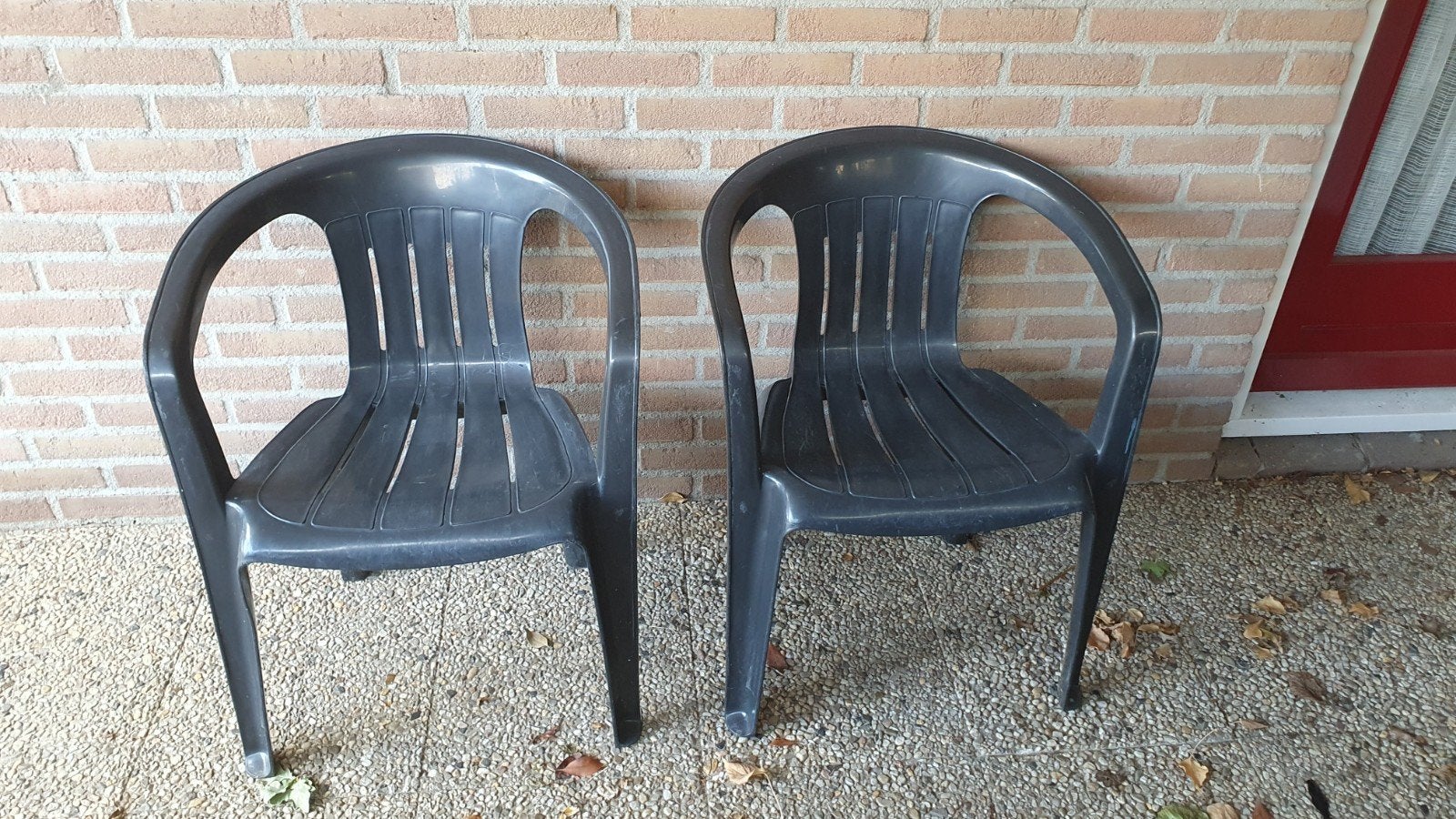 gratis 2 plastic tuinstoelen, Ophalen, Plastic