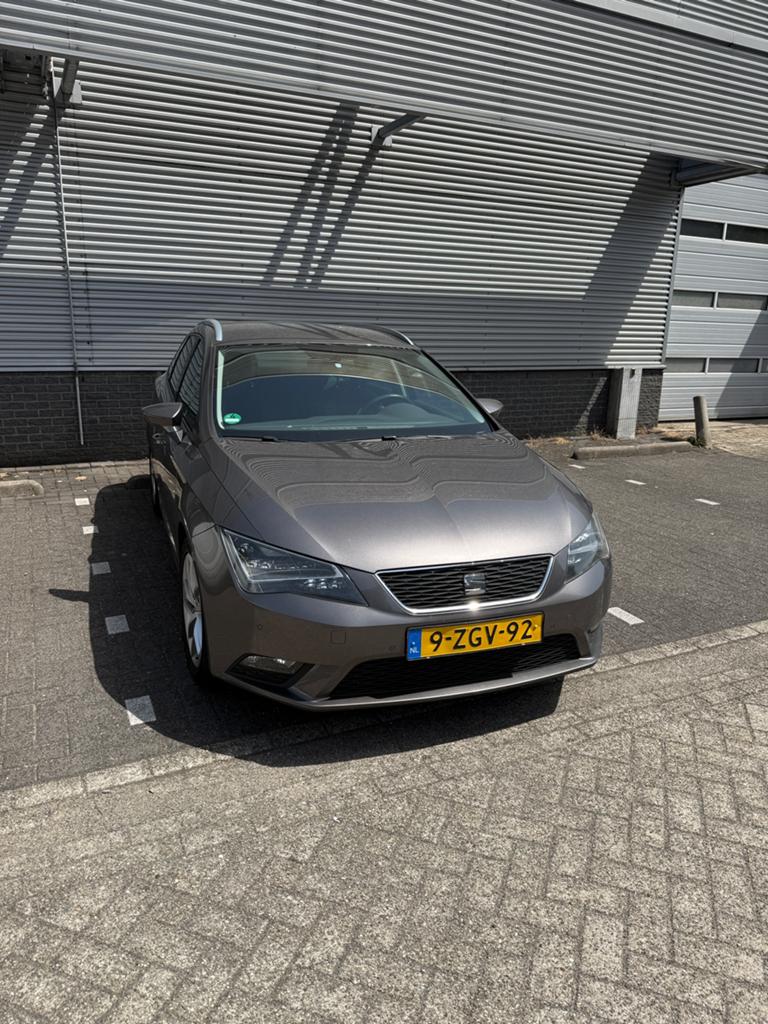 Seat Leon 1.6 TDI 110pk 2014 Grijs lage km stand, Voorwielaandrijving, 4 cilinders, Leon, Origineel Nederlands