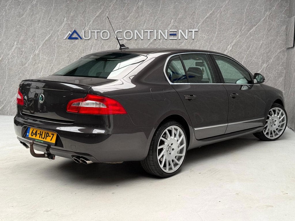 Skoda Superb 3.6 FSI 4x4 Elegance 360 PK / Goed Onderhouden, Auto's, Skoda, Automaat, Zwart, Beige, Bedrijf
