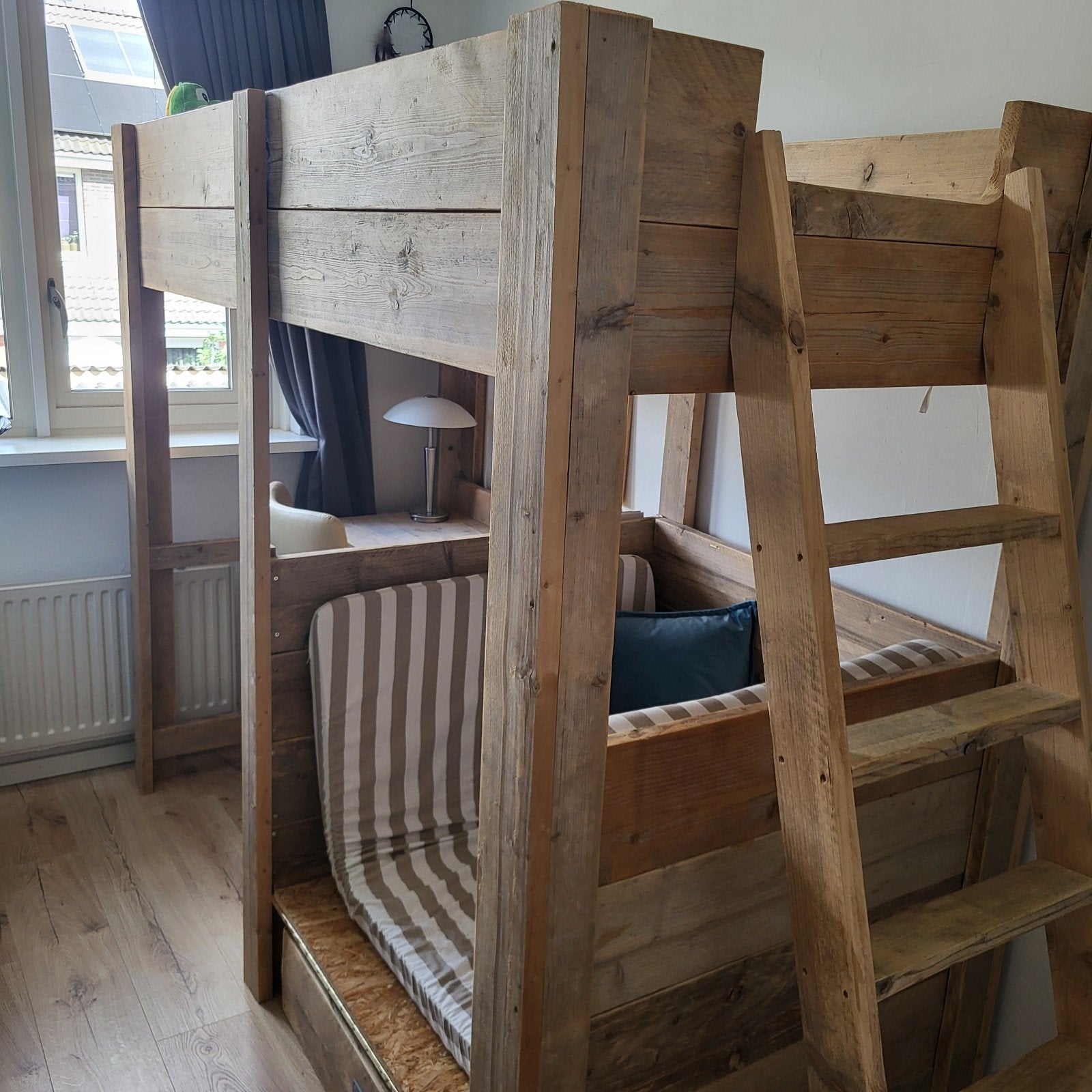 Steigerhouten hoogslaper met bureau en chillplek/logeerbed, Huis en Inrichting, Slaapkamer | Stapelbedden en Hoogslapers, Ophalen