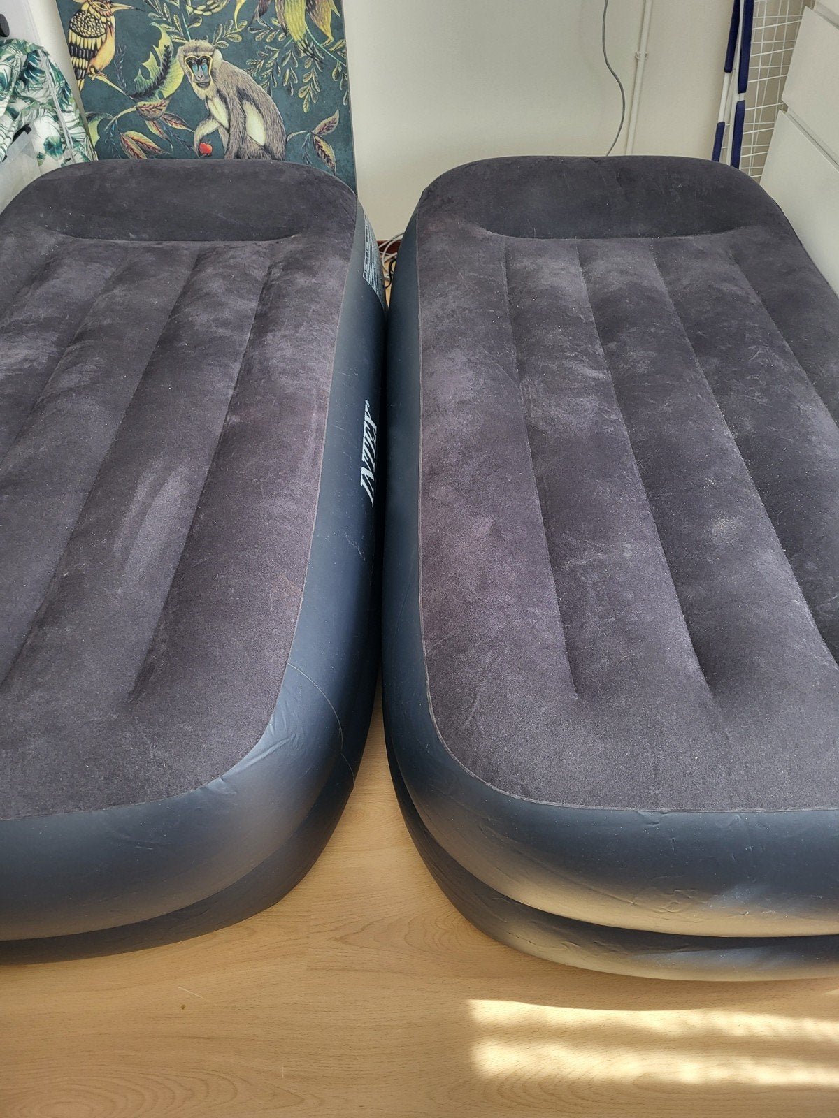 2 stuks Intex 1-persoons luchtbed met ingebouwde pomp, Ophalen, Ingebouwde pomp, Gebruikt, 1-persoons