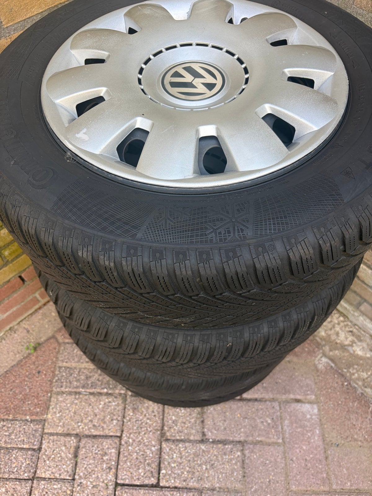 Continental Winterbanden 195/65 R15 met VW wieldoppen, Ophalen, Gebruikt, 15 inch, Banden en Velgen