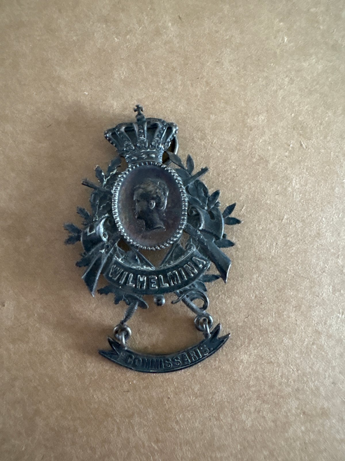 Antieke Wilhelmina Commissaris Speld/Medaille, Ophalen of Verzenden, Gebruikt, Nederland, Speld(je) of Lepel(tje)