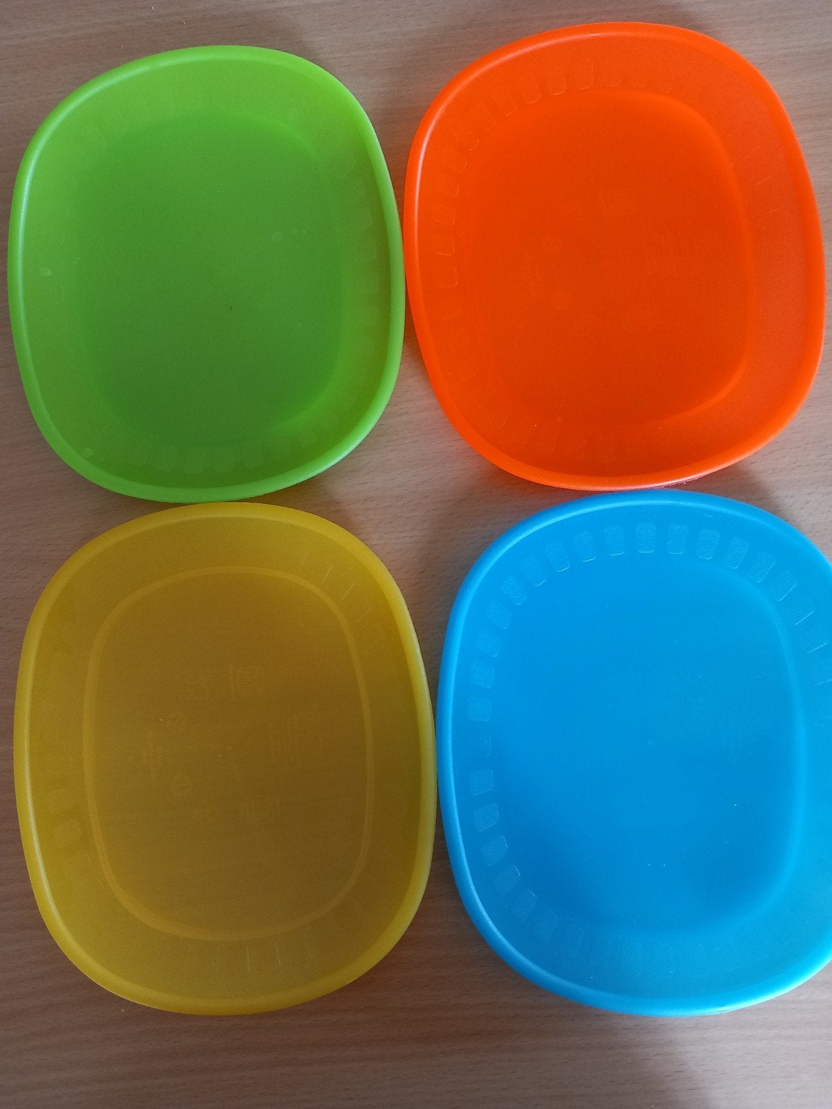 4 gekleurde borden bordjes Ikea, Ophalen of Verzenden, Overige typen