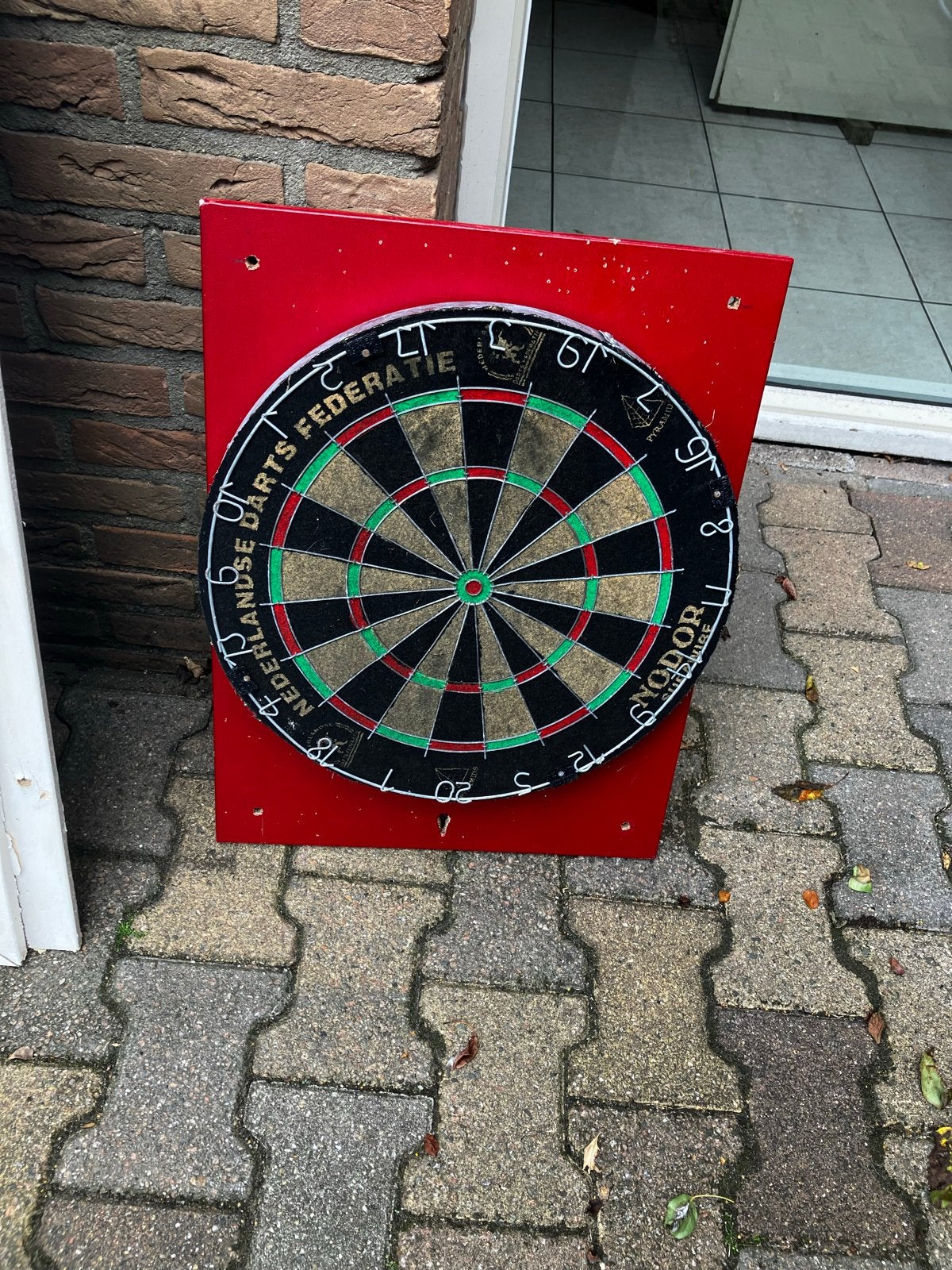 Dartbord met rode achterplaat, Ophalen, Gebruikt, Dartbord