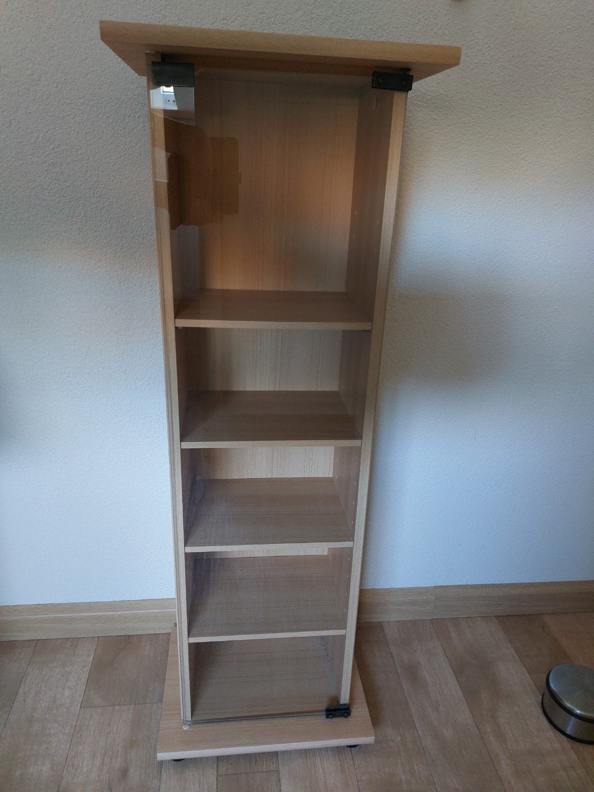 Slanke houten kast met glazen deur en planken, Ophalen, Minder dan 50 cm, Overige houtsoorten, Minder dan 100 cm