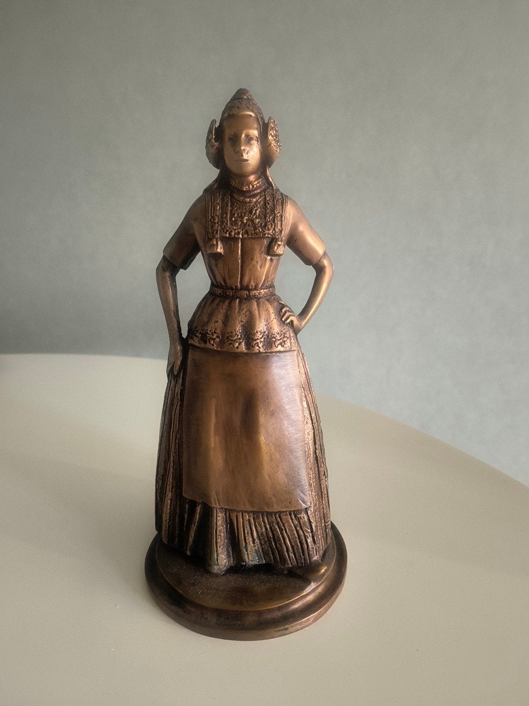 Brass beeldje Volendams meisje in klederdracht, 22cm, Verzamelen, Beelden en Beeldjes, Ophalen of Verzenden, Gebruikt, Mens