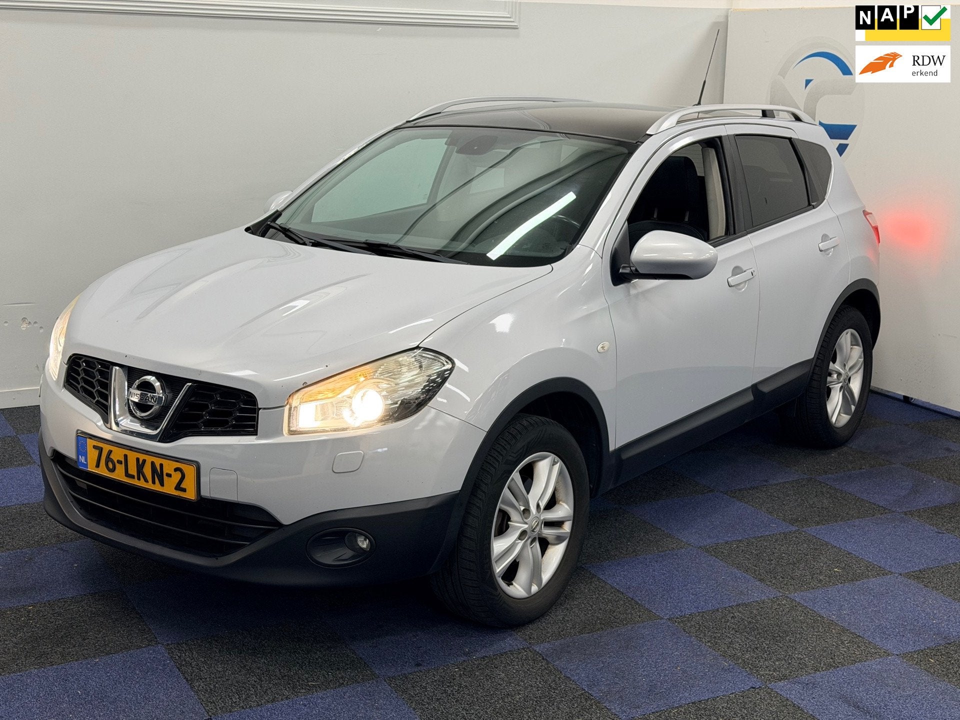 Nissan Qashqai 2.0 Tekna / PANORAMADAK / AUTOMAAT / ACHTERUI, Gebruikt, Qashqai, Zilver of Grijs, 1275 kg