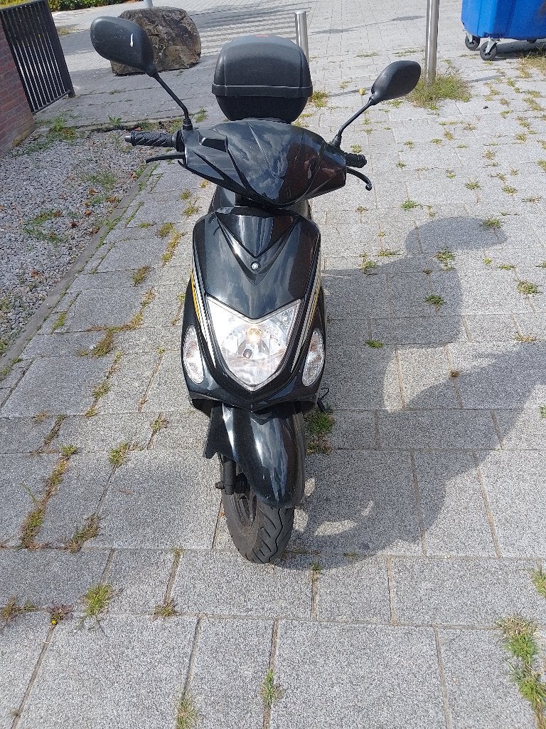 Te koop goed onderhouden Senzo Urban scooter - geel kenteken, Ophalen, Gebruikt, Maximaal 45 km/u, Senzo