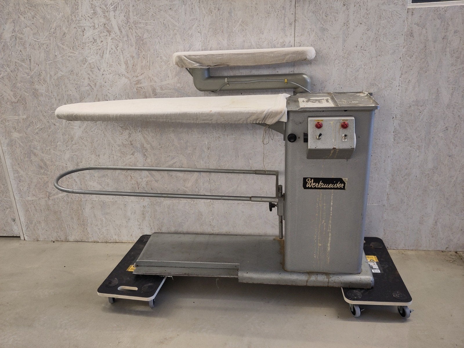 industriële strijktafel met afzuiging Werkmeister, Ophalen, Gebruikt