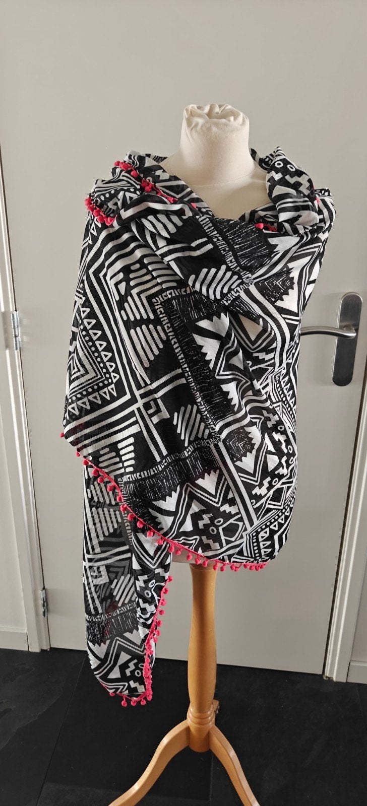 Prachtige  zwart-witte omslagdoek / sjaal met roze details, Ophalen of Verzenden, Zo goed als nieuw, Maat 46/48 (XL) of groter