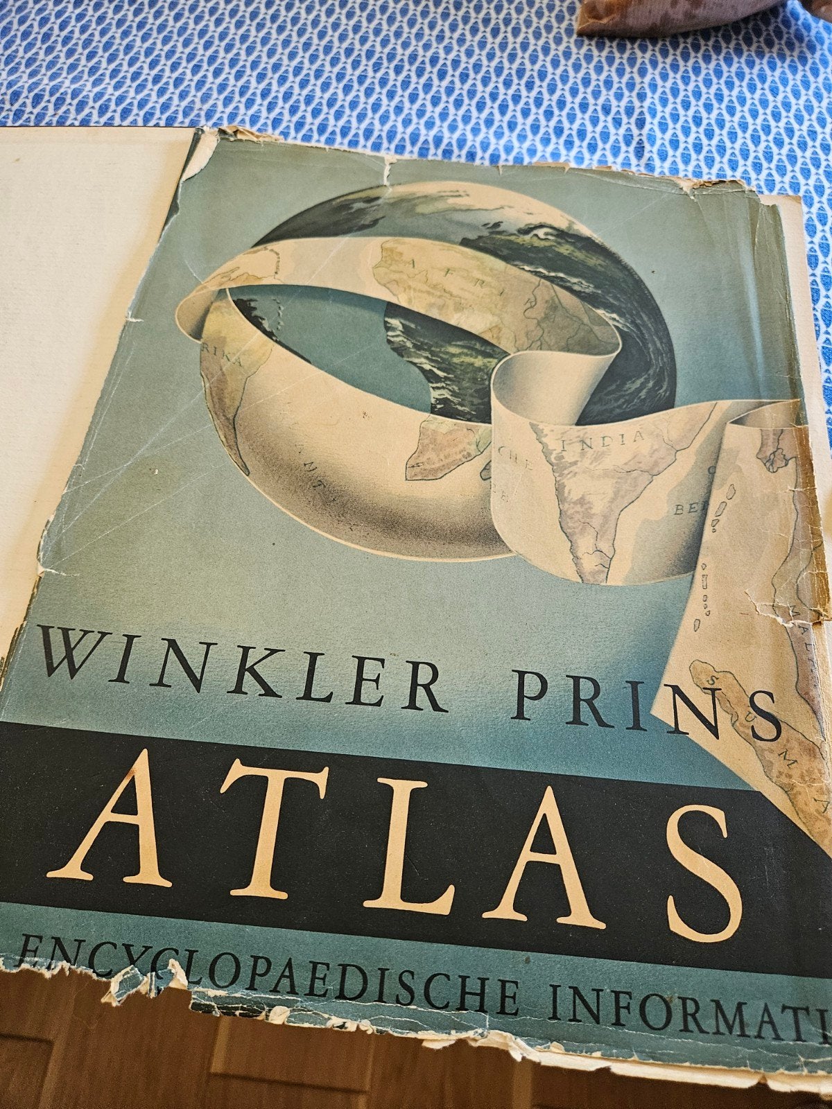 Winkler Prins Atlas 1957, Boeken, Atlassen en Landkaarten, Gelezen, Overige atlassen, Ophalen of Verzenden, 1800 tot 2000