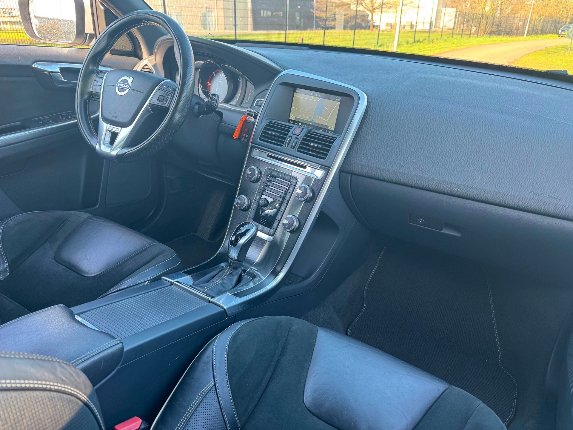 Volvo XC60 2.0 D3 FWD Automaat R-Design Xenon Trekhaak, Euro 6, 4 cilinders, Wit, Bedrijf