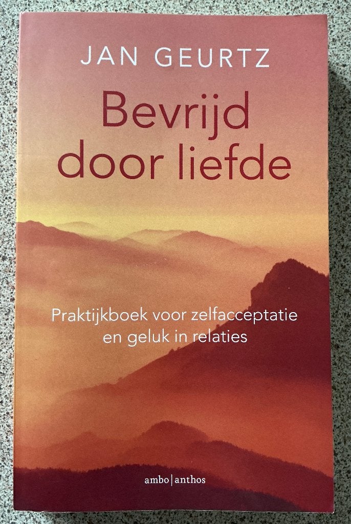 Bevrijd door liefde - Jan Geurtz, Achtergrond en Informatie, Spiritualiteit algemeen, Ophalen of Verzenden, Zo goed als nieuw