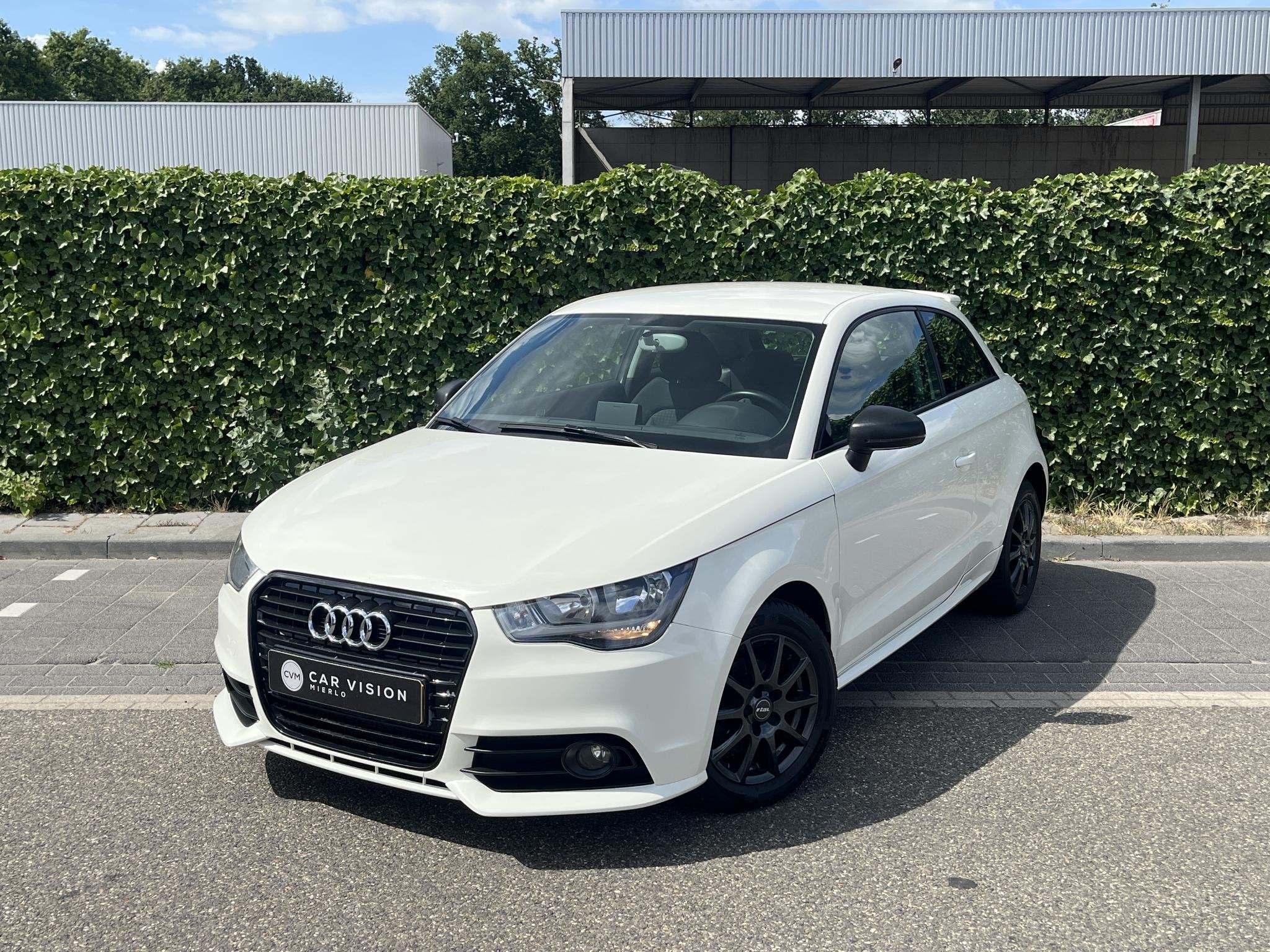 Audi A1 1.2 TFSI Attraction * Navi * Bluetooth * Cruise * Ga, Voorwielaandrijving, Euro 5, Zwart, 4 cilinders