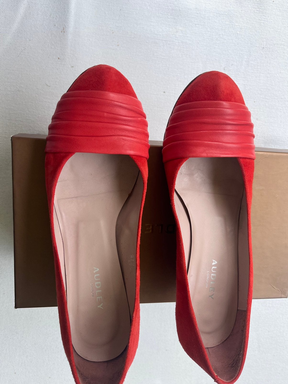 Audley rode leren/suède elegante damesschoen met doos, Ophalen of Verzenden, Gedragen, Rood, Schoenen met lage hakken