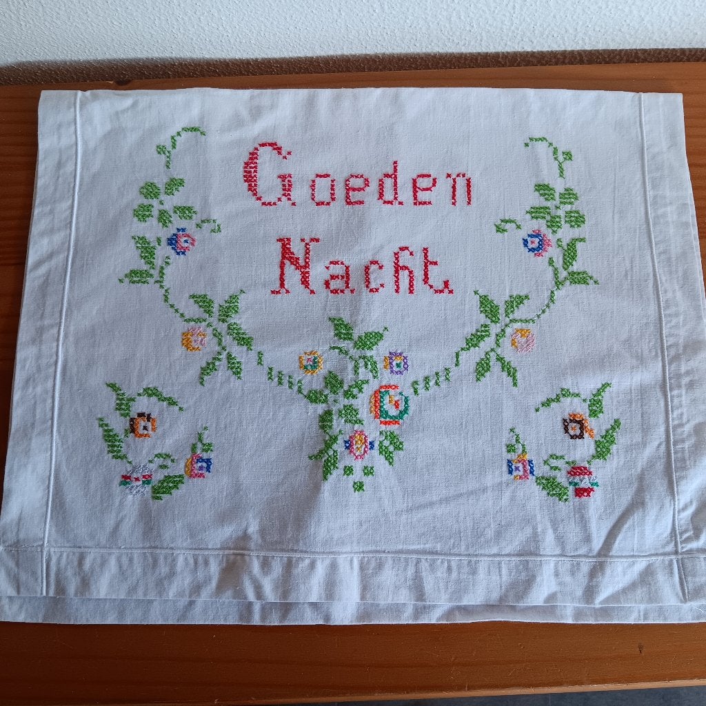 Geborduurd kussenhoesje 'Goeden Nacht' met bloemen, Ophalen of Verzenden