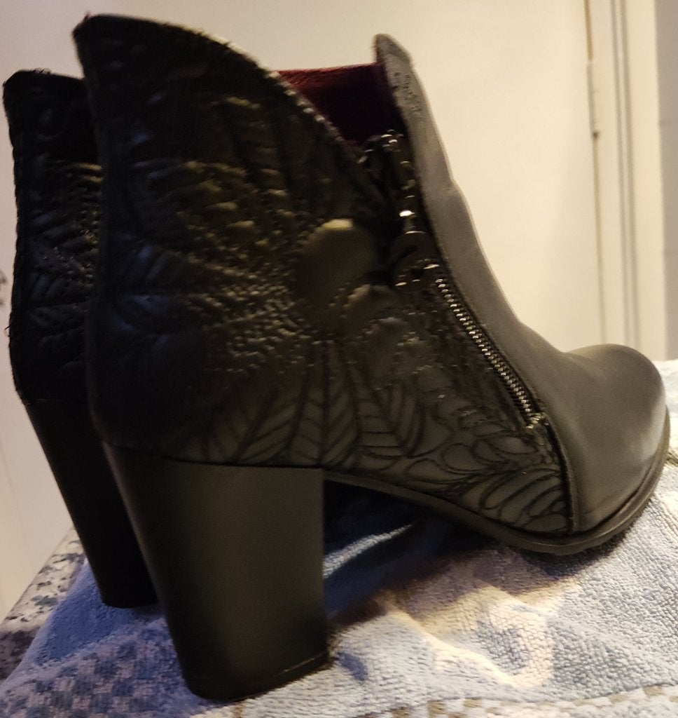 enkellaarsjes Desigual mt. 41 hak 7,3 cm. zwart leer z.g.a.n, Kleding | Dames, Zwart, Lage of Enkellaarzen, Ophalen of Verzenden