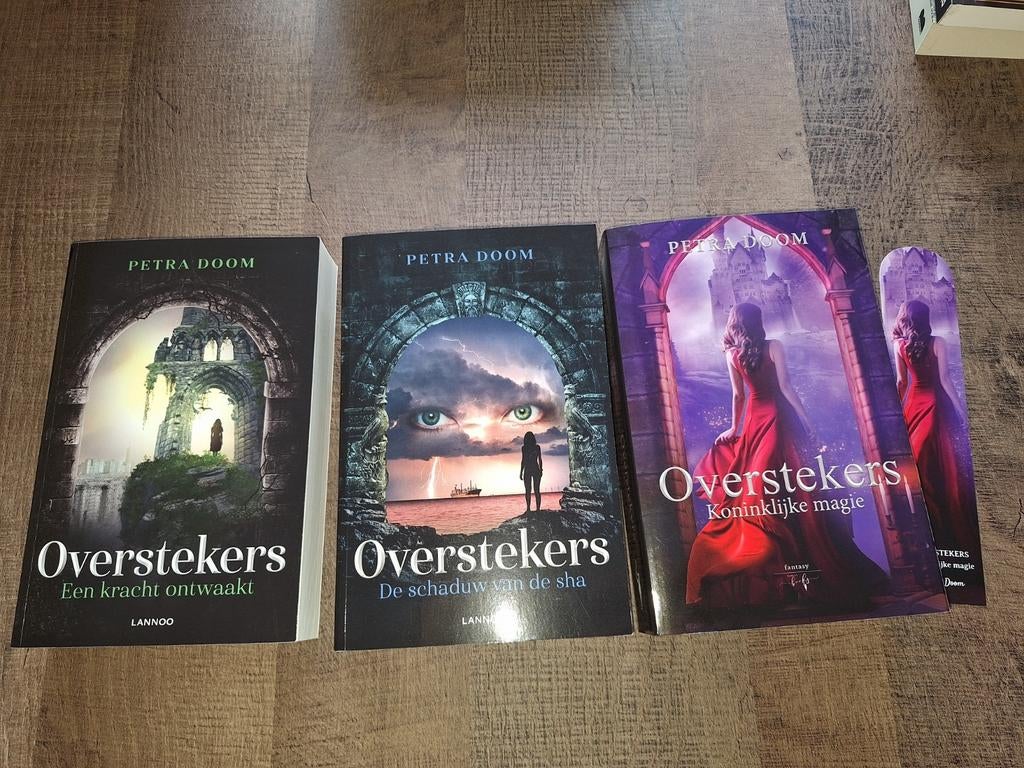 Overstekers gesigneerd met boekenlegger van Petra Doom, Ophalen of Verzenden, Gelezen