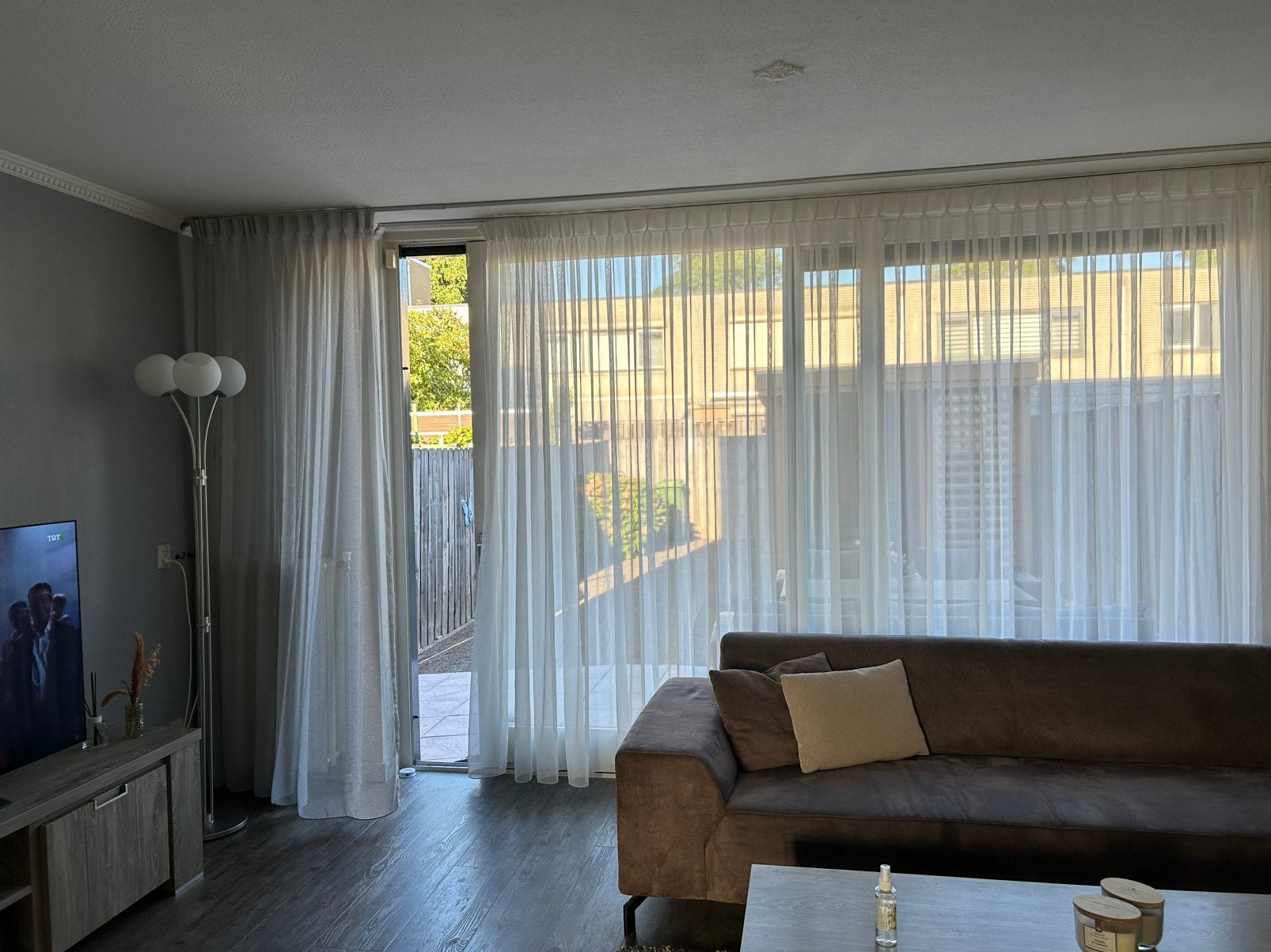Te koop witte  vitrage en grijze vleugels aan beide kanten., Huis en Inrichting, Stoffering | Gordijnen en Lamellen, Ophalen, Vitrage