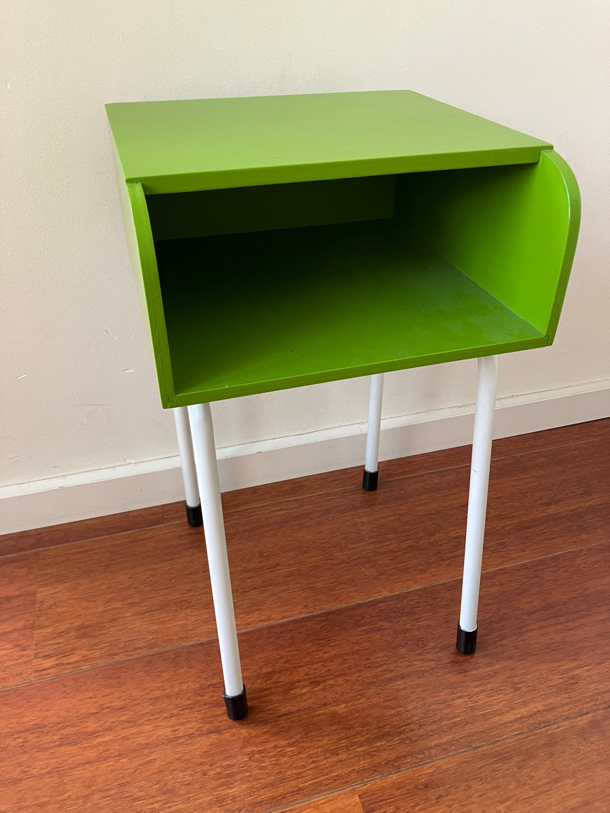 Groen bijzettafeltje/ nachtkastje met metalen poten, Huis en Inrichting, Minder dan 55 cm, Gebruikt, Rechthoekig, Hout