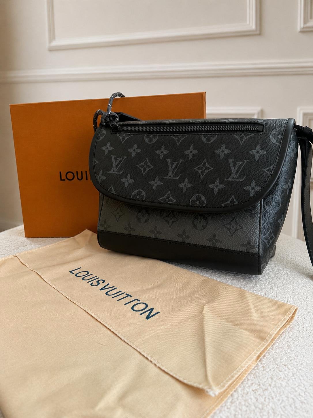 Louis Vuitton Pulse Messenger Monogram Eclipse, Ophalen of Verzenden, Zo goed als nieuw, Zwart