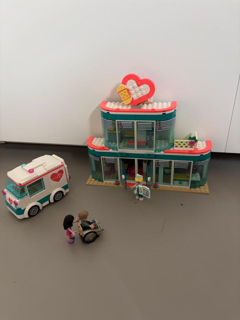 LEGO Friends Heartlake Ziekenhuis 41394 - Compleet, Lego, Friends, Ophalen of Verzenden, Zo goed als nieuw