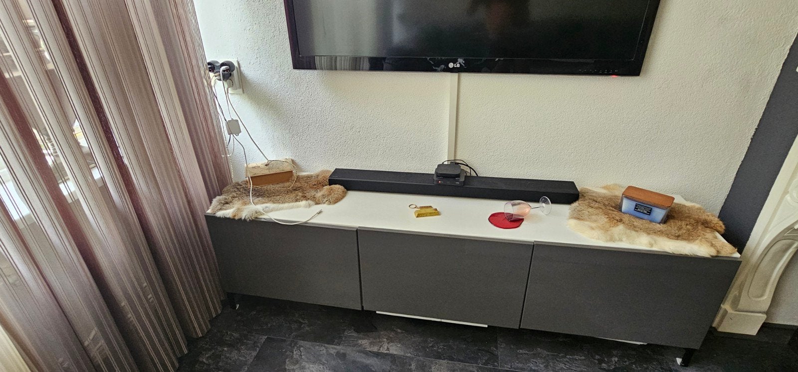 Modern tv-meubel met 3 deuren, grijs/wit ikea besta meubel, Overige materialen, Gebruikt, 150 tot 200 cm, Ophalen of Verzenden
