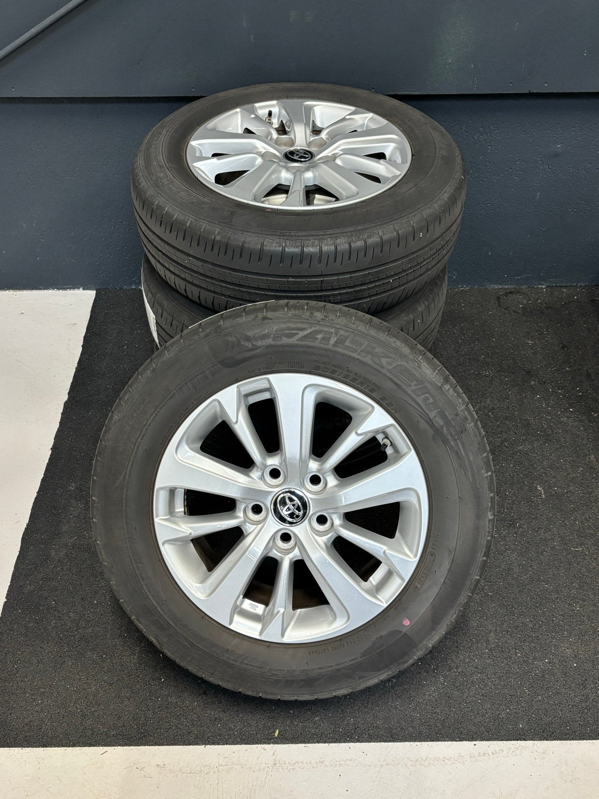 Toyota Yaris Cross 16 inch velgen met zomerbanden, Auto-onderdelen, Gebruikt, 16 inch, Banden en Velgen, Personenwagen