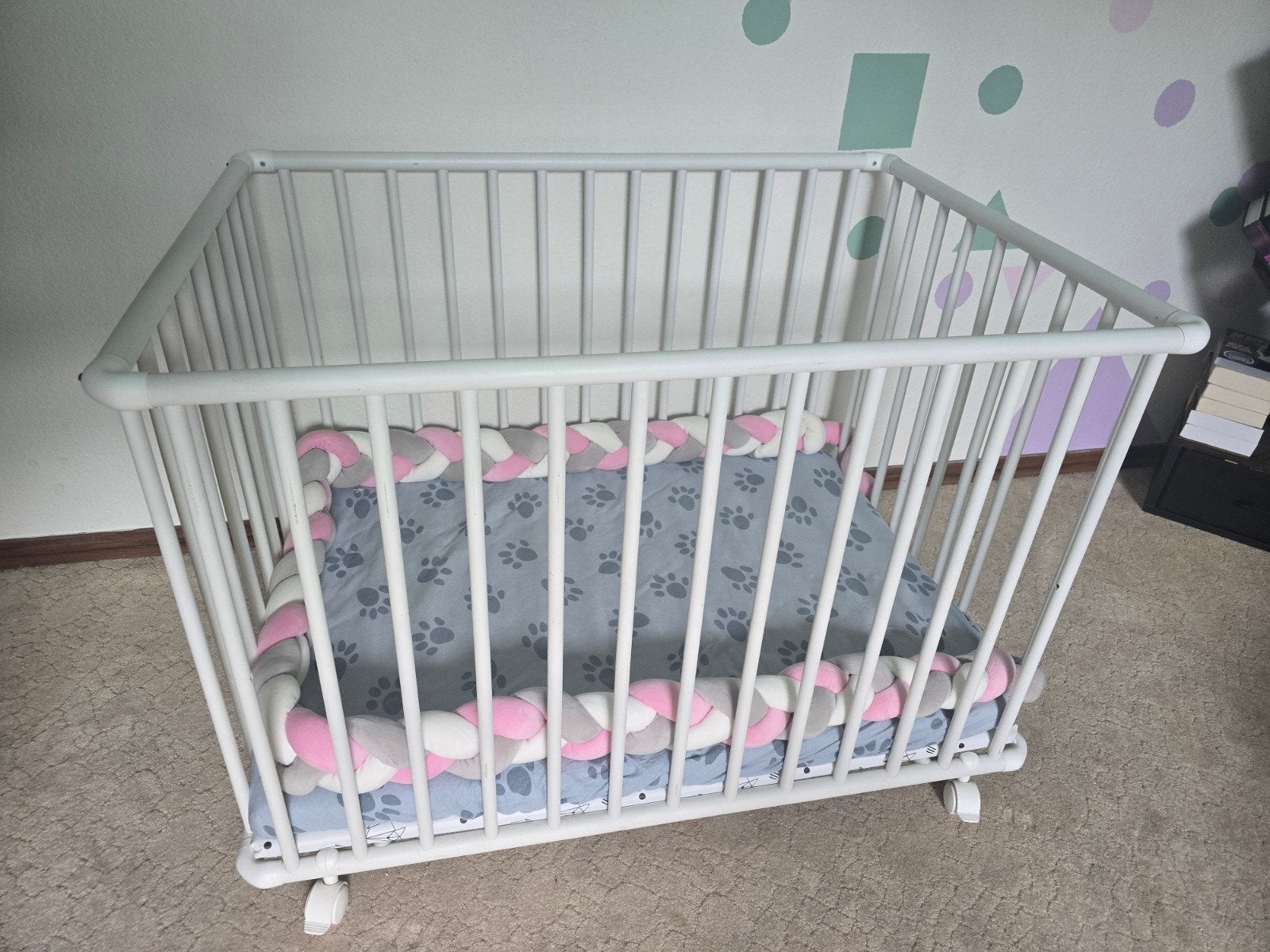 Witte box met wieltjes en boxkleed, Kinderen en Baby's, Boxen, Ophalen, Gebruikt, Vierkant, Wieltjes