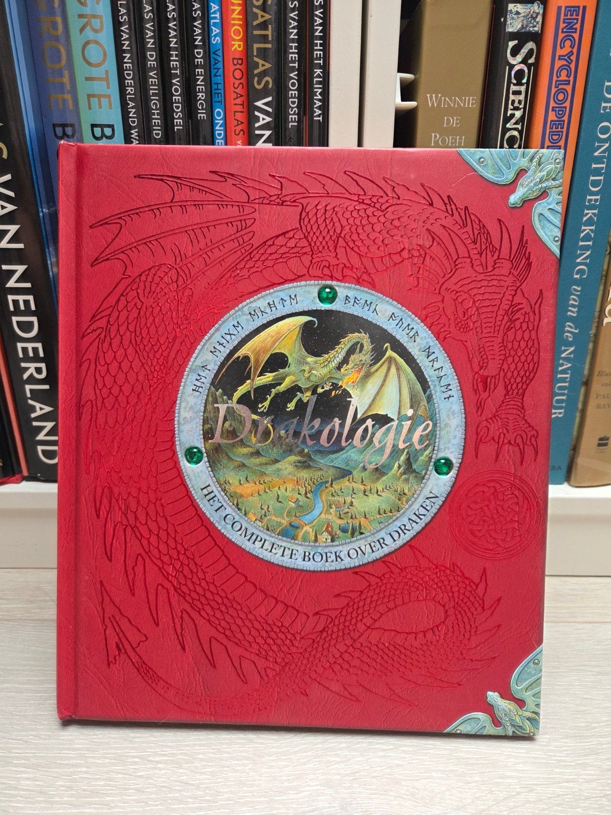 Drakologie - Het complete boek over draken, Ophalen of Verzenden, Zo goed als nieuw