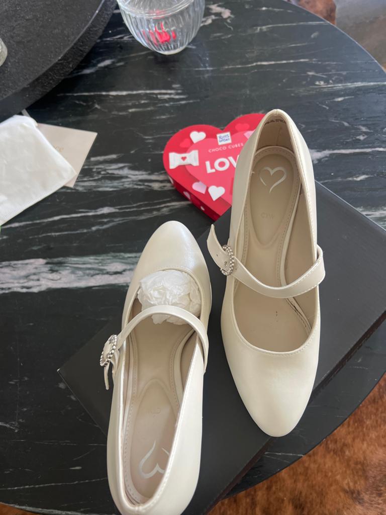 Maat 40 Elegante crèmekleurige pumps met gesp, Kleding | Dames, Schoenen, Ophalen of Verzenden, Zo goed als nieuw, Beige, Schoenen met lage hakken
