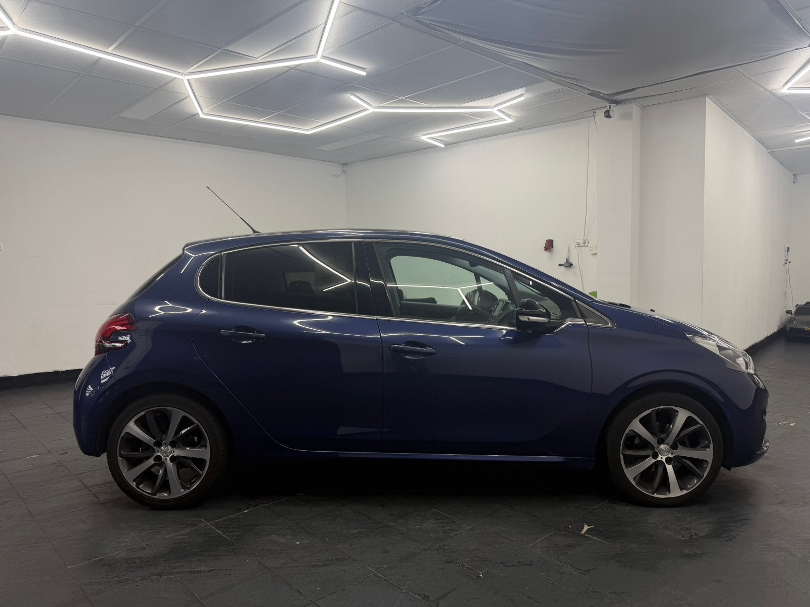 Foto 5 van Peugeot 208 1.2 VTI 81KW/110PK 5-D 2017 bezorgen mogelijk!!