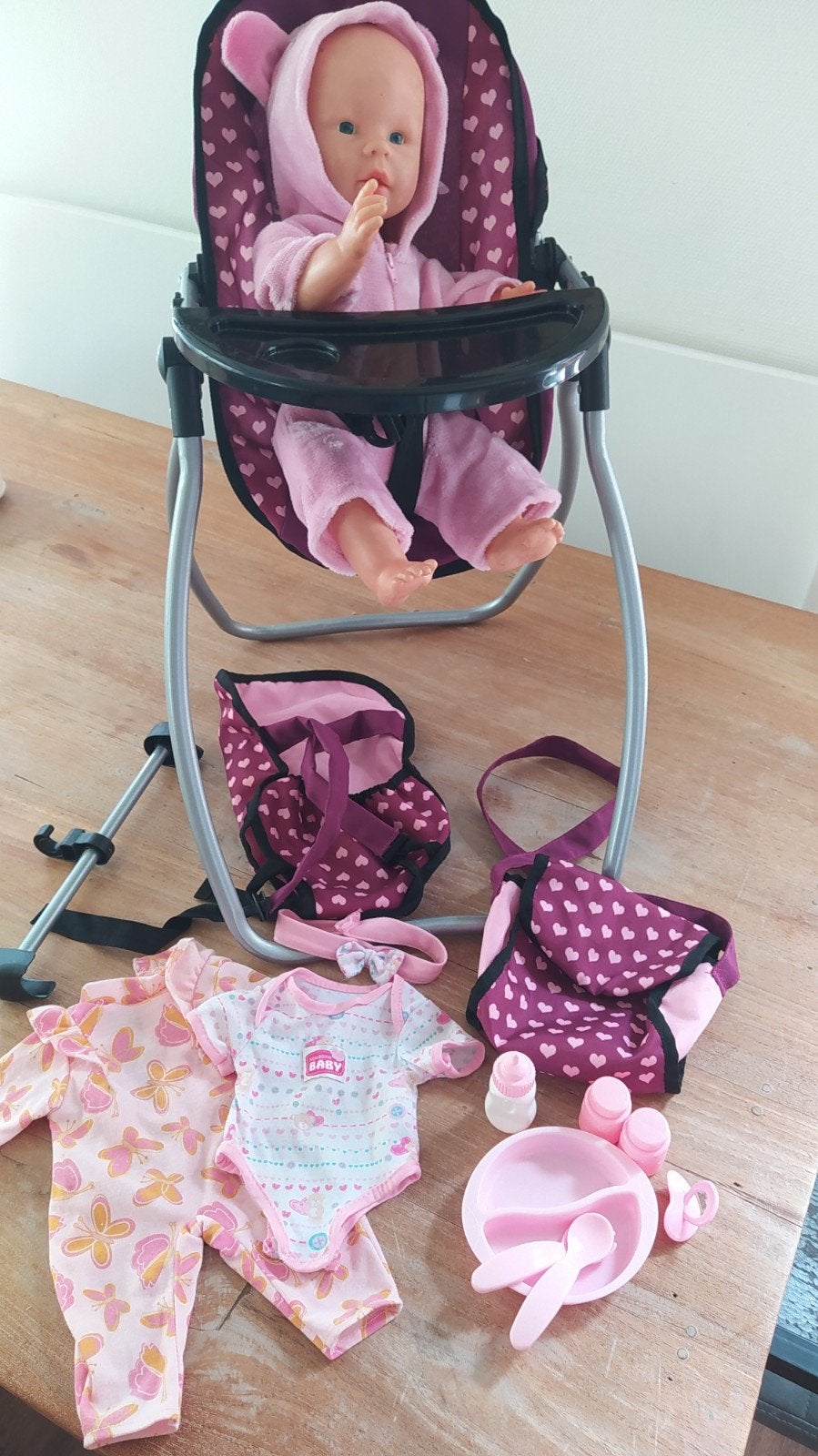 Baby Born pop met kinderstoel, schommel en accessoires, Ophalen of Verzenden, Gebruikt, Babypop