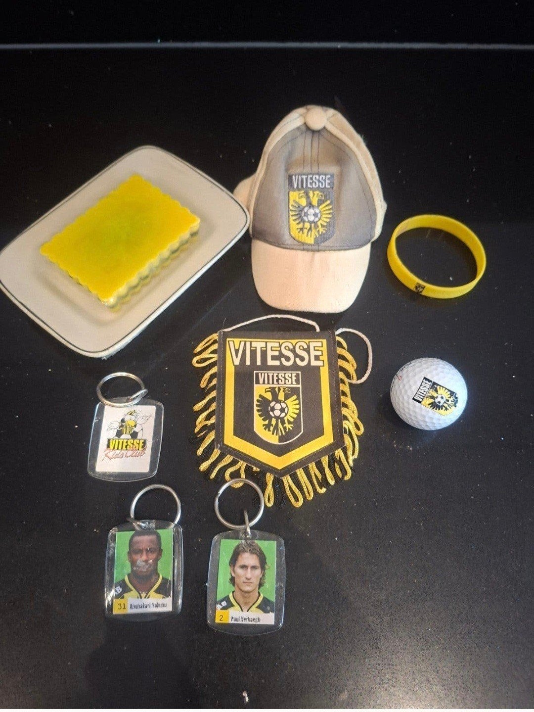 Vitesse Fanpakket: Pet, Vaantje, Sleutelhangers en meer!, Ophalen of Verzenden, Gebruikt, Vitesse, Pet of Muts