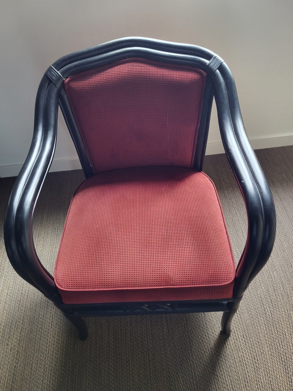 Vintage rotan stoel met rode kussens, Huis en Inrichting, Ophalen, Gebruikt, Zwart, Vintage