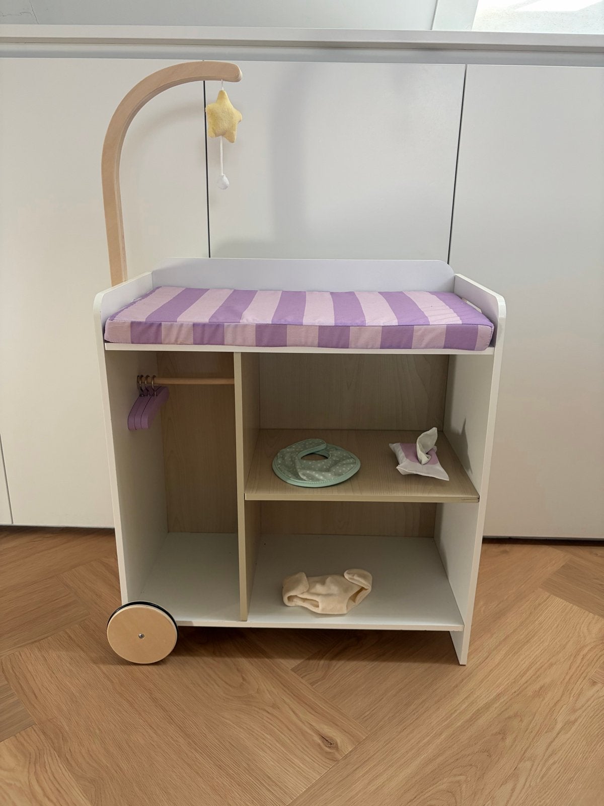 Poppen commode met accessoires - Zo goed als nieuw, Kinderen en Baby's, Speelgoed | Poppen, Ophalen, Zo goed als nieuw, Overige typen