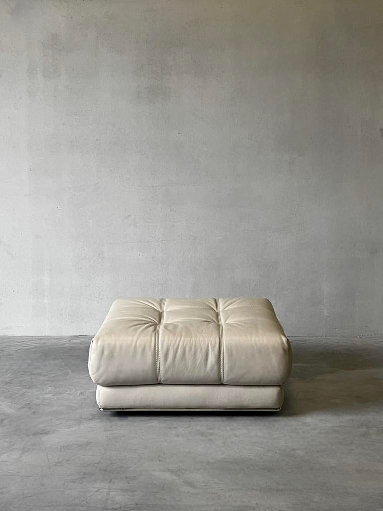 Vintage lederen ottoman / poef, Huis en Inrichting, Banken | Voetenbanken en Poefen, Ophalen, Minder dan 50 cm, Rond, Leer