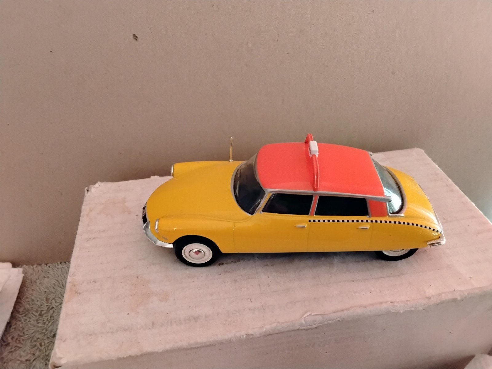 TAXI  CITROËN   GEEL  MET  ORANJE  DS  19, Verzenden, Auto, Overige merken