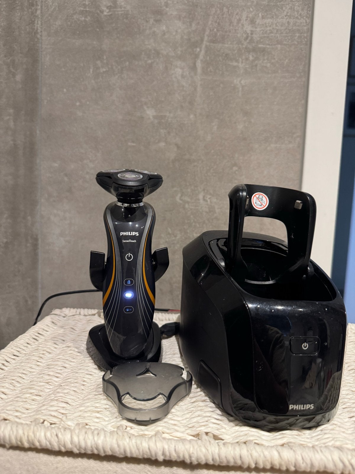 Philips SensoTouch Scheerapparaat met Reinigingsstation, Verzenden, Gebruikt, Scheren en Epileren